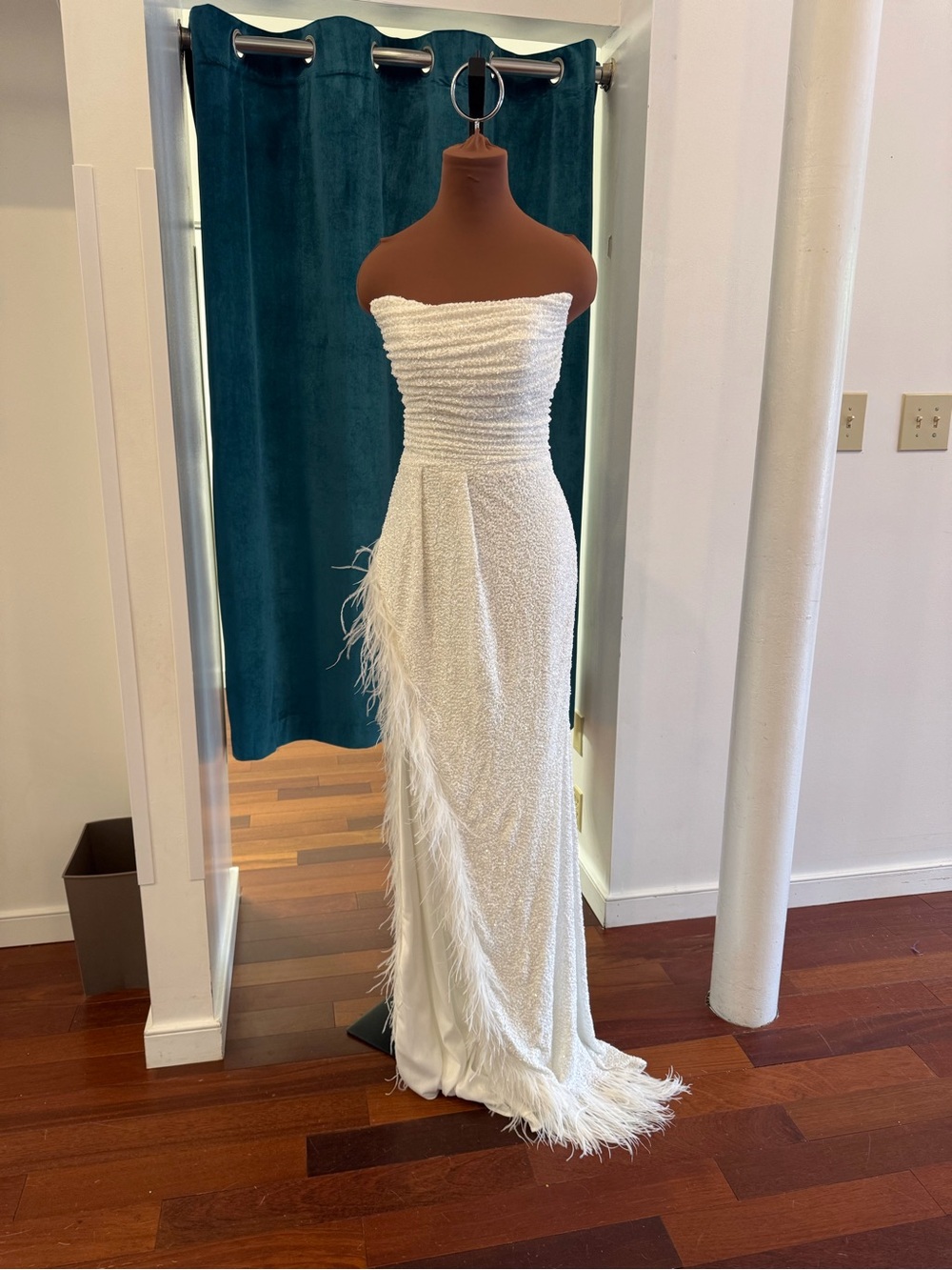 Strapless straight neck w feathers